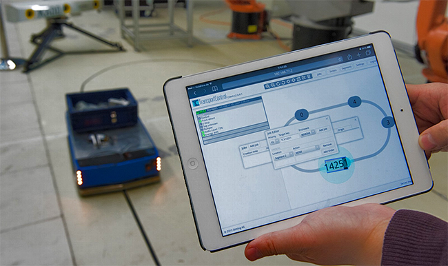 Digitalisierung kleines Fahrzeug wird mit Tablet gesteuert. Test am IMI IMI Brandenburg/ Multimediazentrum BTU-CS